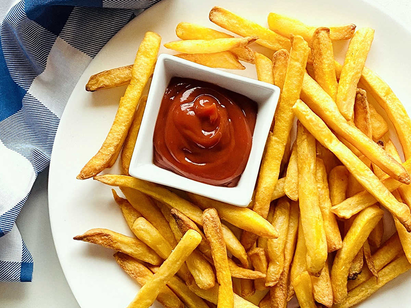 French fries with tomato sauce